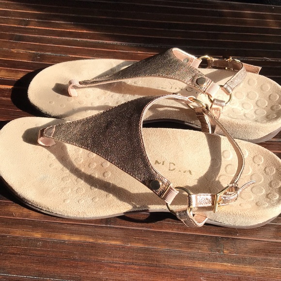 🚨B2G1 VIONIC Metallic Gold Thong Toe Sandals - Picture 4 of 7